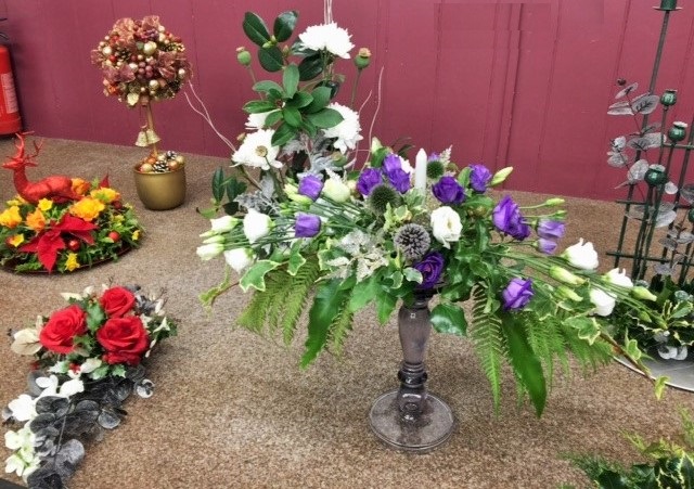 Flower arranging led by Lynne Christmas 2019 - photo 5